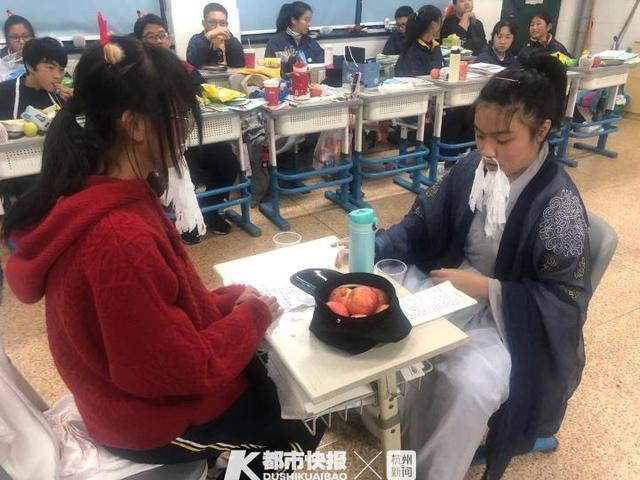 初三毕业礼物送什么好 毕业送什么礼物给班主任最有意义