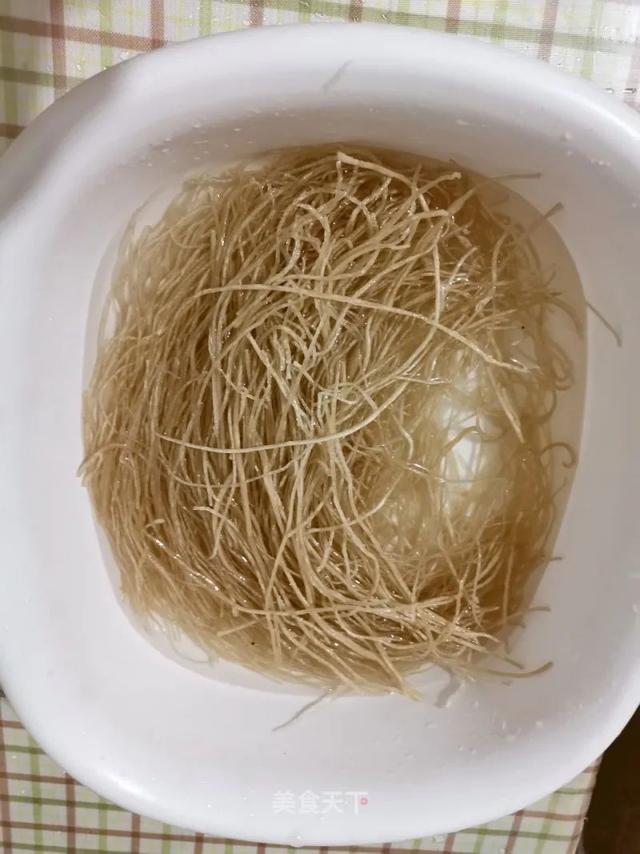 酸辣粉粉丝的家常做法，用最简单的材料做一碗香喷喷的酸辣粉
