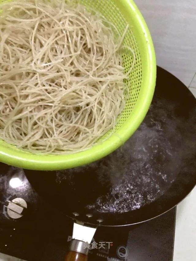 酸辣粉粉丝的家常做法，用最简单的材料做一碗香喷喷的酸辣粉