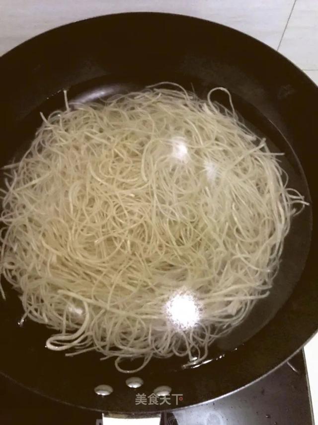 酸辣粉粉丝的家常做法，用最简单的材料做一碗香喷喷的酸辣粉