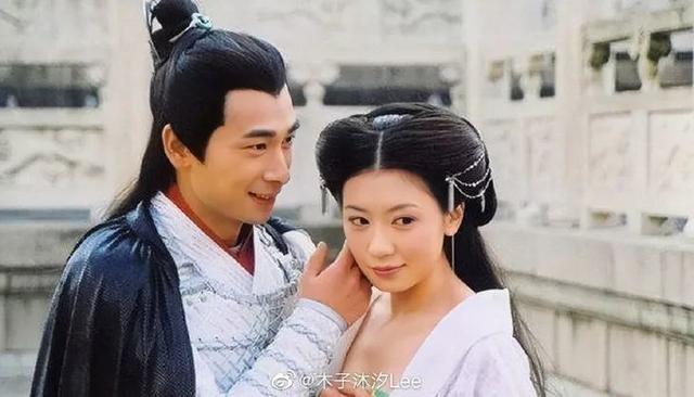 贾静雯正脸照，谢娜露腰、贾静雯穿抹胸、黄晓明五五分