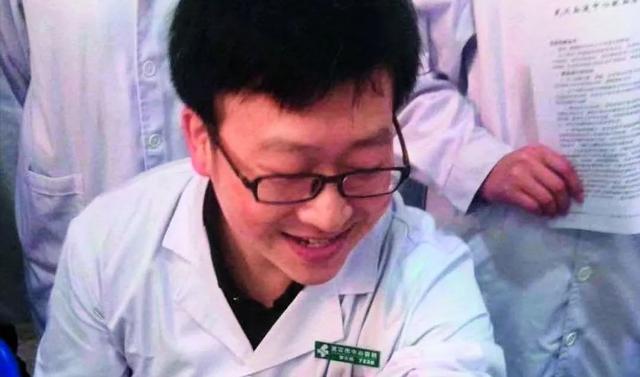 李文亮妻子的现状，新冠吹哨人李文亮离世后