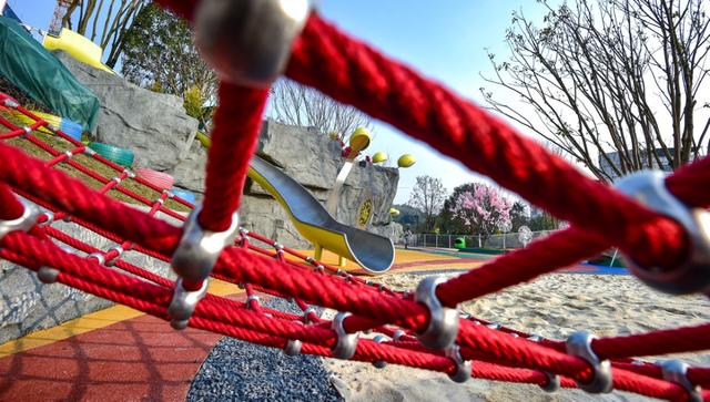 实现承诺的意思，从承诺到付诸实现