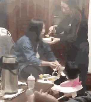 71岁儿子给97岁妈妈包饺子，西宁：98岁的妈和71岁的儿