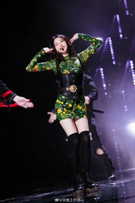 宋茜到底有没有对赵丽颖撇嘴，杨紫含泪、宋茜撇嘴、王一博领奖“六缺五”