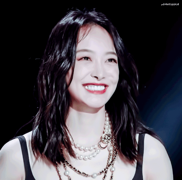 宋茜到底有没有对赵丽颖撇嘴，杨紫含泪、宋茜撇嘴、王一博领奖“六缺五”