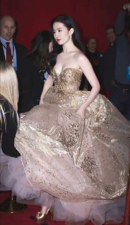 宋茜到底有没有对赵丽颖撇嘴，杨紫含泪、宋茜撇嘴、王一博领奖“六缺五”