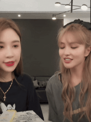 宋茜到底有没有对赵丽颖撇嘴，杨紫含泪、宋茜撇嘴、王一博领奖“六缺五”