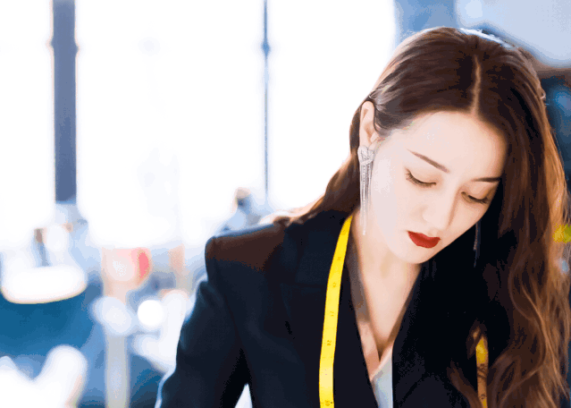 宋茜到底有没有对赵丽颖撇嘴，杨紫含泪、宋茜撇嘴、王一博领奖“六缺五”