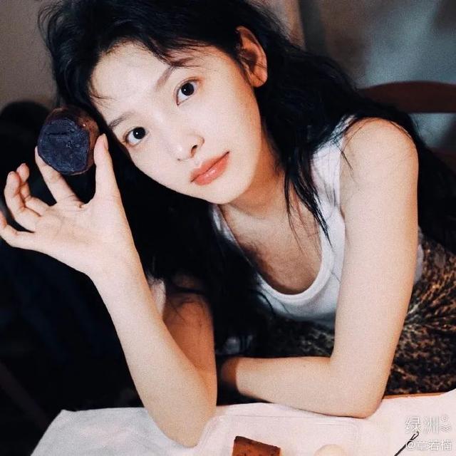 宋茜到底有没有对赵丽颖撇嘴，杨紫含泪、宋茜撇嘴、王一博领奖“六缺五”