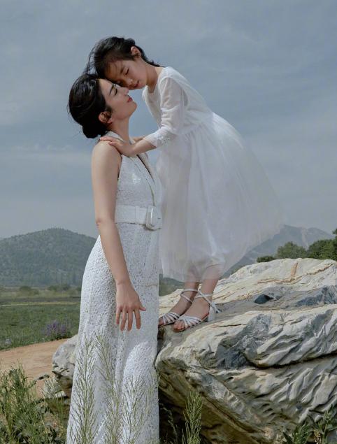 黄奕携女儿亲子装现身机场，黄奕带女儿走机场