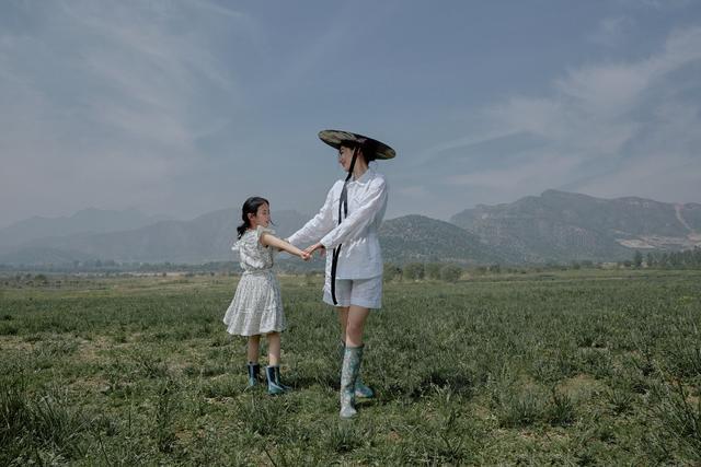 黄奕携女儿亲子装现身机场，黄奕带女儿走机场