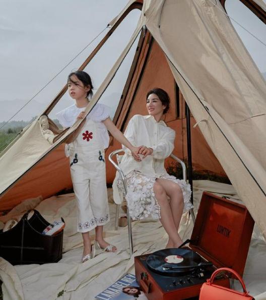 黄奕携女儿亲子装现身机场，黄奕带女儿走机场