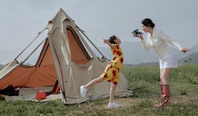 黄奕携女儿亲子装现身机场，黄奕带女儿走机场