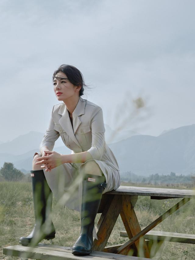 黄奕携女儿亲子装现身机场，黄奕带女儿走机场