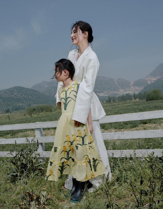 黄奕携女儿亲子装现身机场，黄奕带女儿走机场