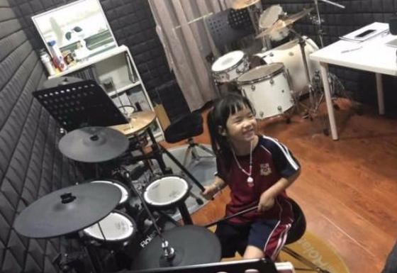 黄奕携女儿亲子装现身机场，黄奕带女儿走机场