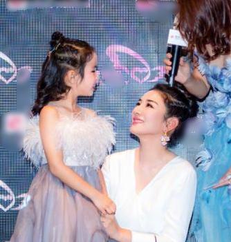 黄奕携女儿亲子装现身机场，黄奕带女儿走机场