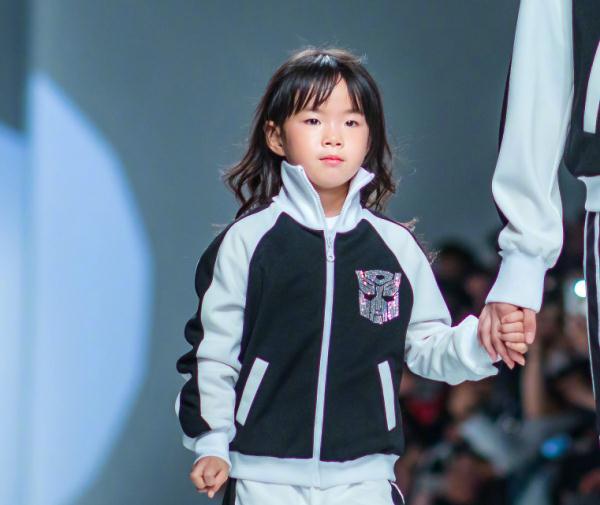 黄奕携女儿亲子装现身机场，黄奕带女儿走机场