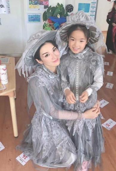黄奕携女儿亲子装现身机场，黄奕带女儿走机场