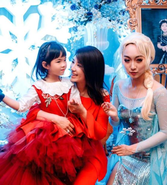 黄奕携女儿亲子装现身机场，黄奕带女儿走机场