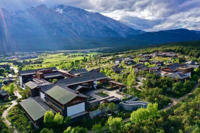 去丽江住哪里比较方便，去丽江旅游住在哪里比较方便呢（丽江10大土豪小区房价）