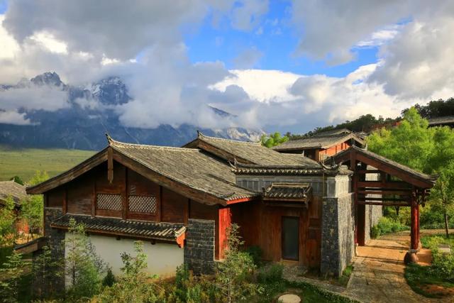 去丽江住哪里比较方便，去丽江旅游住在哪里比较方便呢（丽江10大土豪小区房价）