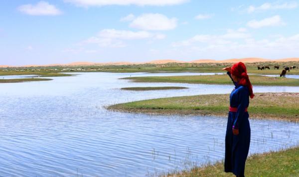 腾格里沙漠最具体的位置在哪儿，腾格里沙漠有个奇怪的湖
