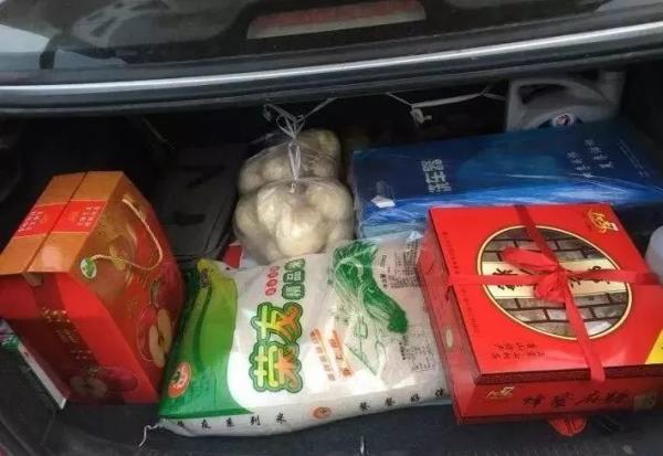 71岁儿子给97岁妈妈包饺子，西宁：98岁的妈和71岁的儿