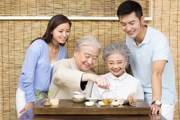 71岁儿子给97岁妈妈包饺子，西宁：98岁的妈和71岁的儿