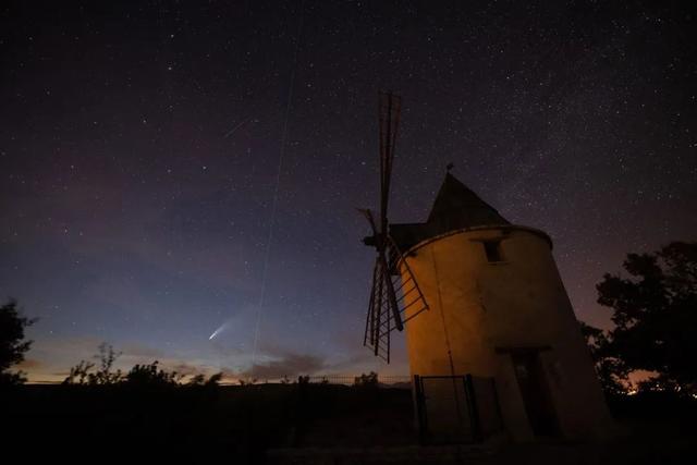 那些与地球擦肩而过的著名彗星，巨大小行星第四次与地球“擦肩而过”