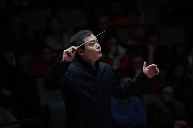乐团指挥的重要性，通常在乐队中扮演什么角色