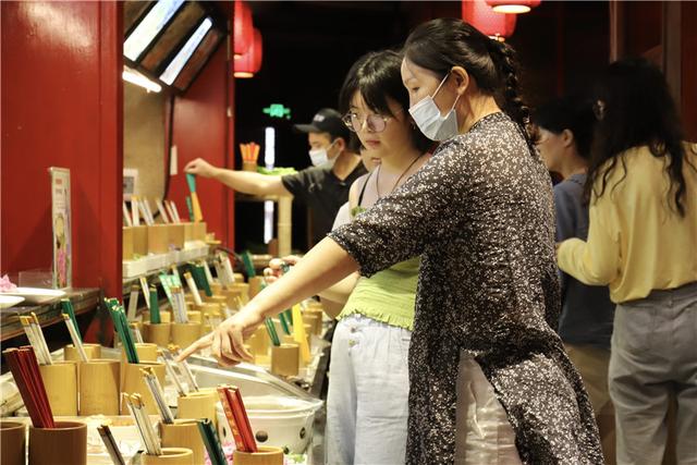 海底捞事件是什么，海底捞事件细节（顾客吐槽海底捞推荐饮料不提费用）