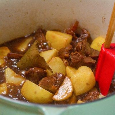土豆炖牛肉的家常做法，土豆炖牛肉家常做法最简单（厨师长分享牛腩炖土豆的家常做法）