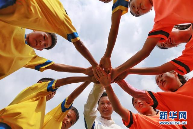 我国彻底消除贫困，走向我们的小康生活