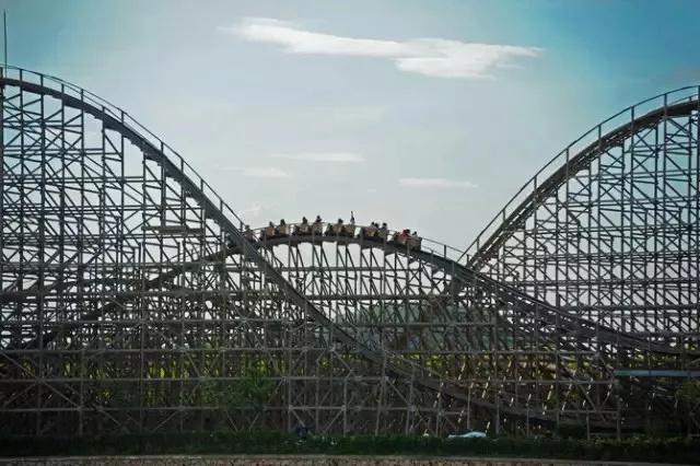 美国迪士尼乐园，美国迪士尼乐园有多好玩（最初是为了建成一座“法西斯的乌托邦”）