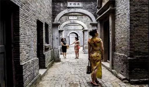 美国迪士尼乐园，美国迪士尼乐园有多好玩（最初是为了建成一座“法西斯的乌托邦”）