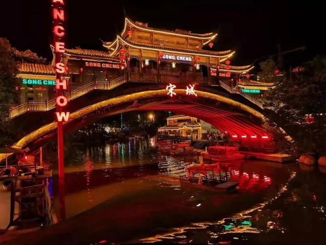 美国迪士尼乐园，美国迪士尼乐园有多好玩（最初是为了建成一座“法西斯的乌托邦”）