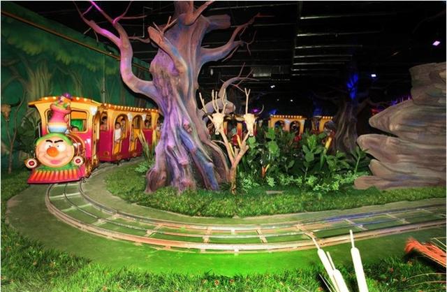 美国迪士尼乐园，美国迪士尼乐园有多好玩（最初是为了建成一座“法西斯的乌托邦”）