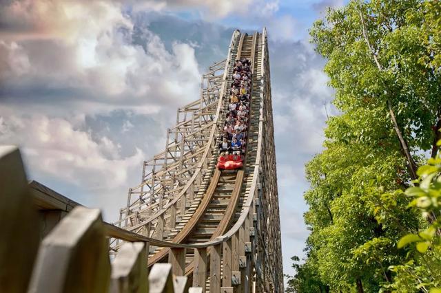 美国迪士尼乐园，美国迪士尼乐园有多好玩（最初是为了建成一座“法西斯的乌托邦”）