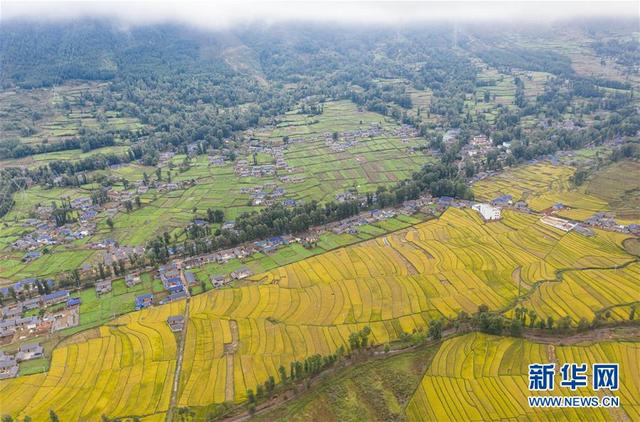 凉山昭觉全景图，鸟瞰大凉山腹地昭觉县