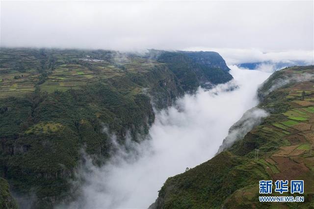 凉山昭觉全景图，鸟瞰大凉山腹地昭觉县