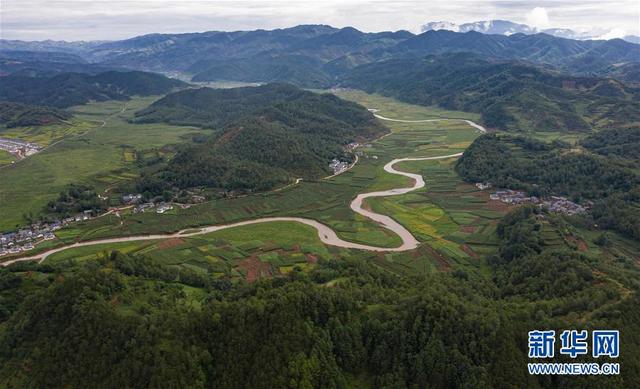 凉山昭觉全景图，鸟瞰大凉山腹地昭觉县