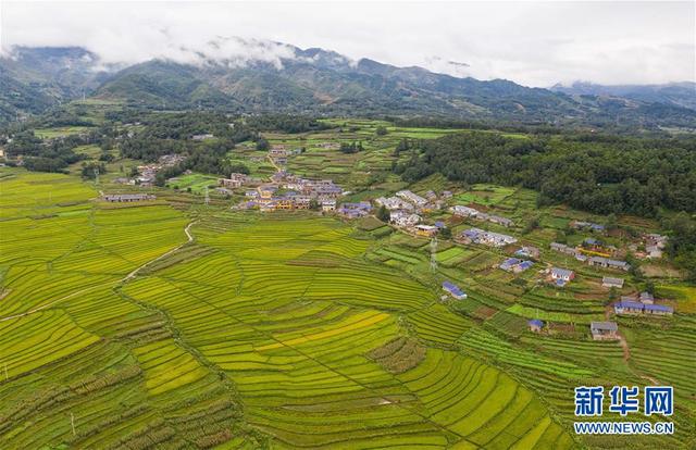 凉山昭觉全景图，鸟瞰大凉山腹地昭觉县
