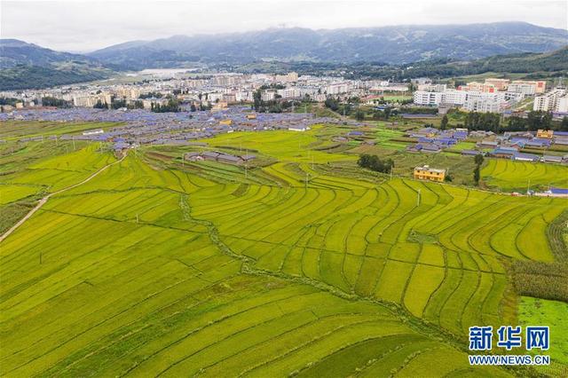 凉山昭觉全景图，鸟瞰大凉山腹地昭觉县