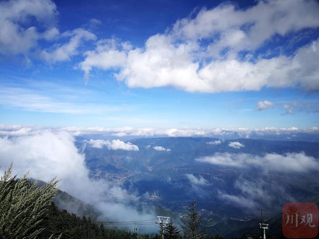 瓦屋山对比螺髻山，在层林叠翠和蓝天白云中感受时间静止