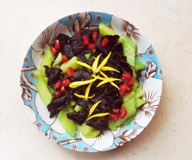 关于菊花菜肴，赏菊还能食菊菊花火锅