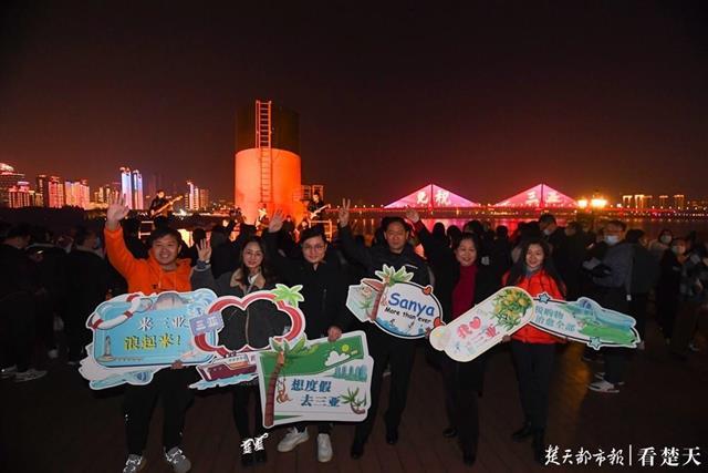 武汉江滩灯光秀，武汉江滩灯光秀主题（汤圆、红灯笼“刷屏”城市天际线）