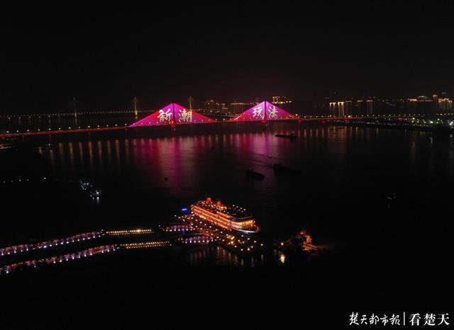 武汉江滩灯光秀，武汉江滩灯光秀主题（汤圆、红灯笼“刷屏”城市天际线）
