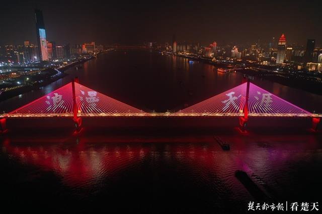 武汉江滩灯光秀，武汉江滩灯光秀主题（汤圆、红灯笼“刷屏”城市天际线）